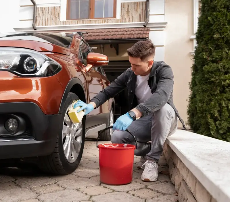 Lavage auto à domicile Les Issards : professionnel intervenant sur un véhicule